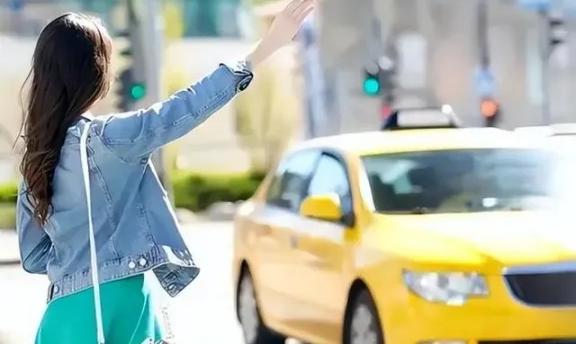 为啥大家宁愿等网约车，也不招出租车？答案特扎心：出租车活成了自己当年最瞧不起的样