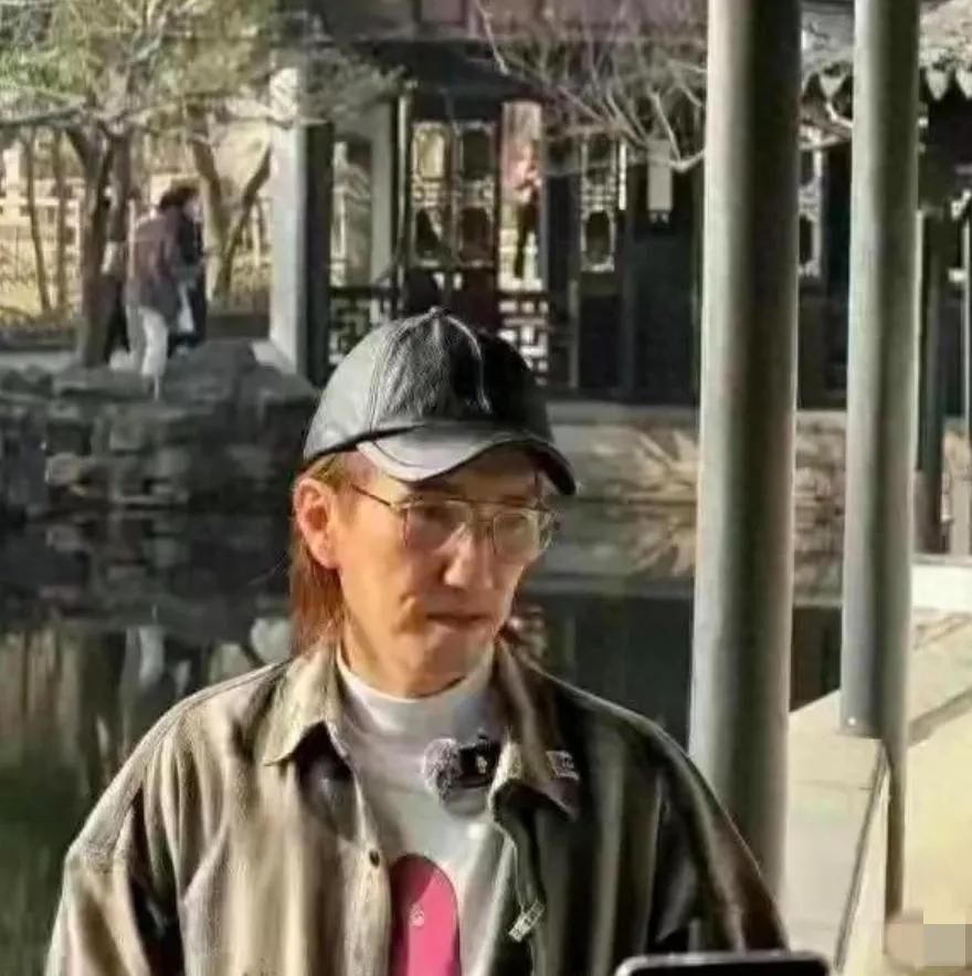 58岁的林志炫已变得头发稀疏，容颜苍老，瘦骨嶙峋，看上去弱不经风哈，其实不论明星