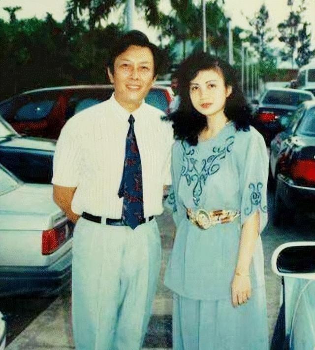 1990年除夕夜，唐国强的妻子洗完澡化完妆，穿上一身新衣，用一根绳子结束了自己的