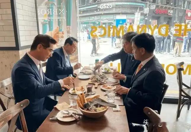 尹锡悦受审期间带着警卫员下馆子。在韩国政治舞台的聚光灯下，前总统尹锡悦近来