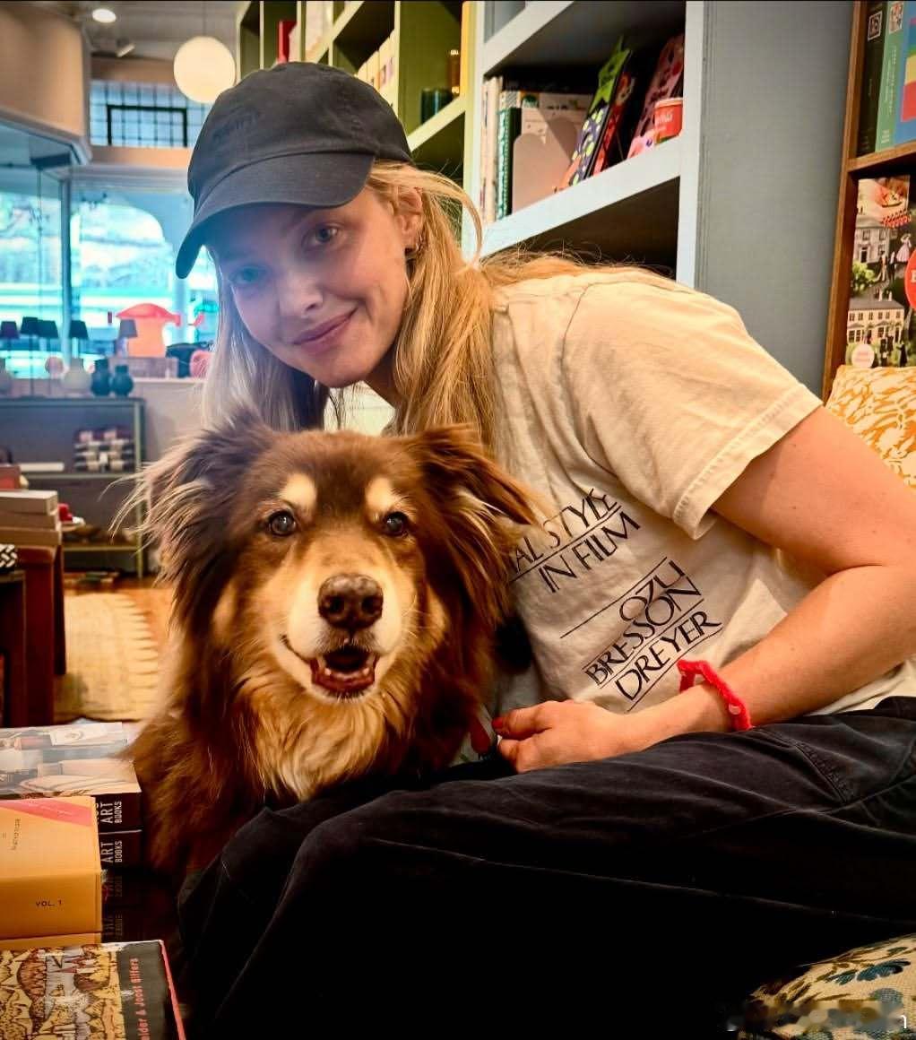AmandaSeyfried阿曼达塞弗莱德家的宝贝阿芬被认证为最快乐的小狗，1