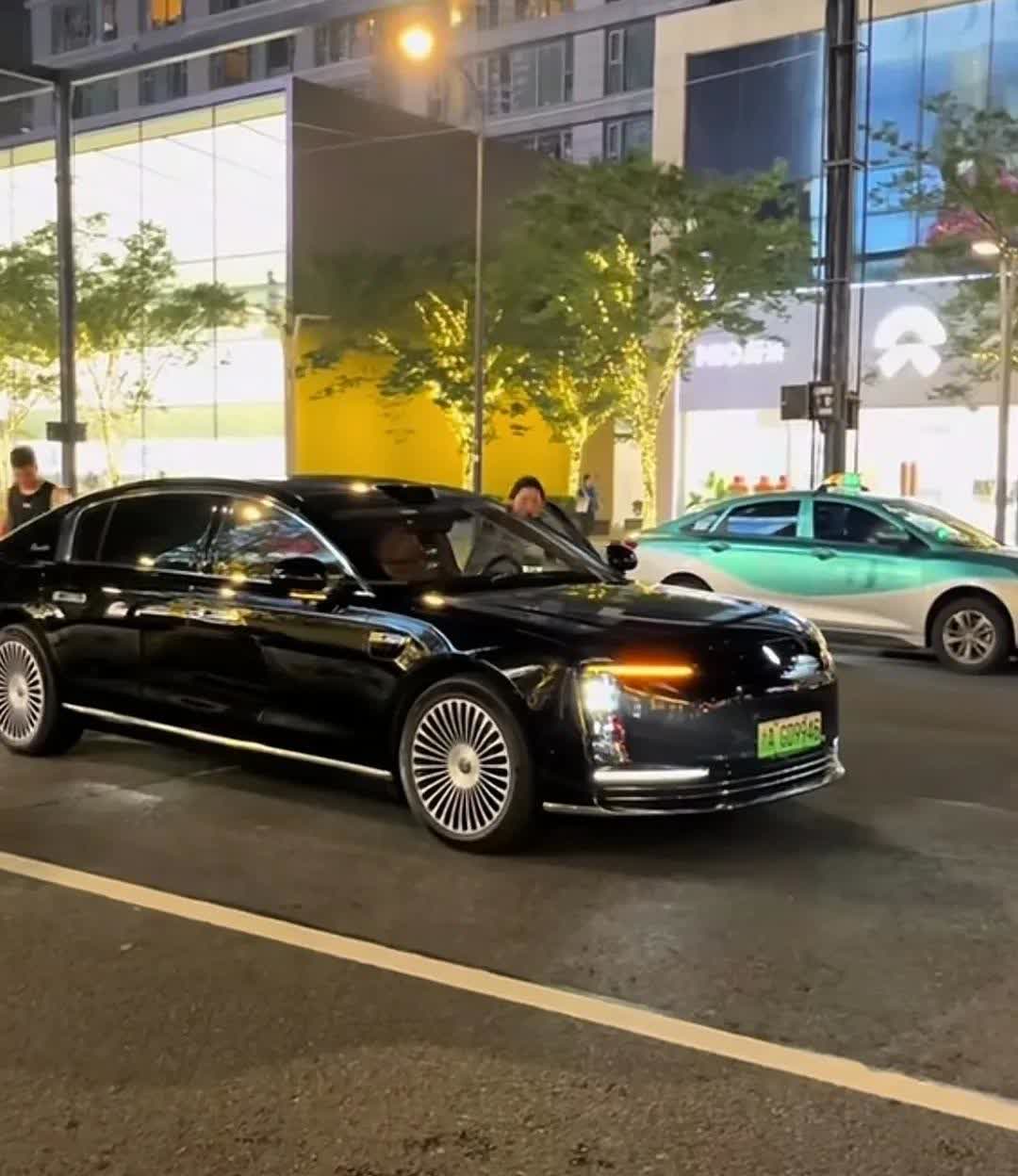 看见它，问界M9都不香了以前总想着攒钱买问界M9，M8出来以后想着攒钱买