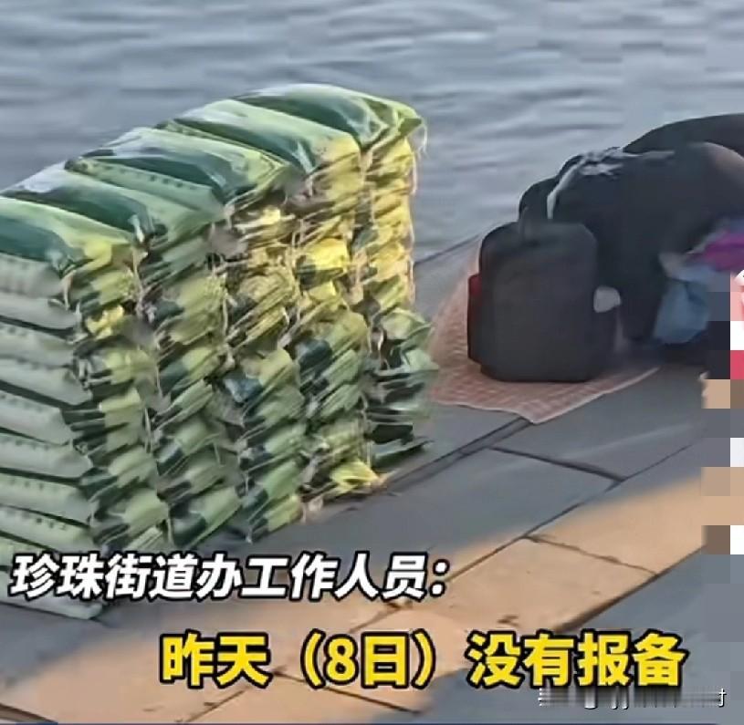 听说过，有放生鱼的、放生乌龟的！还第一次听说，有人放生白面大米的！这是吃饱的