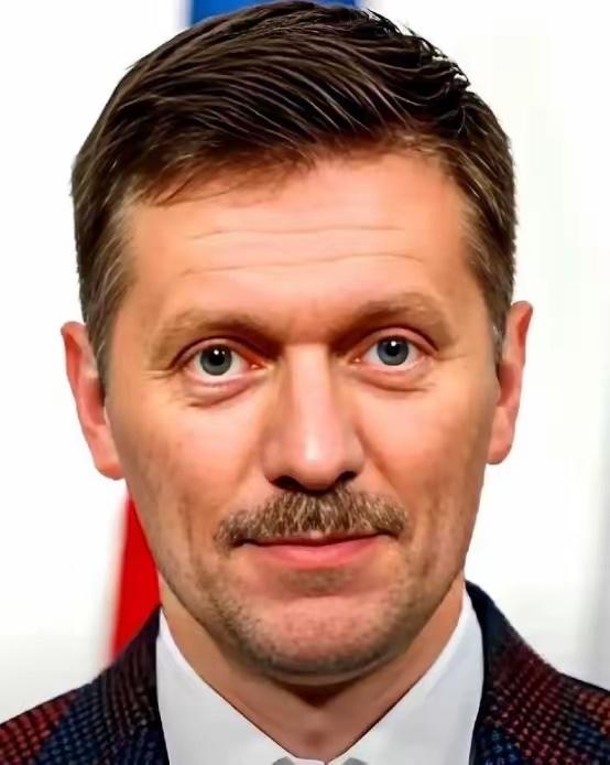 俄罗斯突然给全世界按下了静音键。克里姆林宫发言人佩斯科夫，对着一屋子记者直接撂下