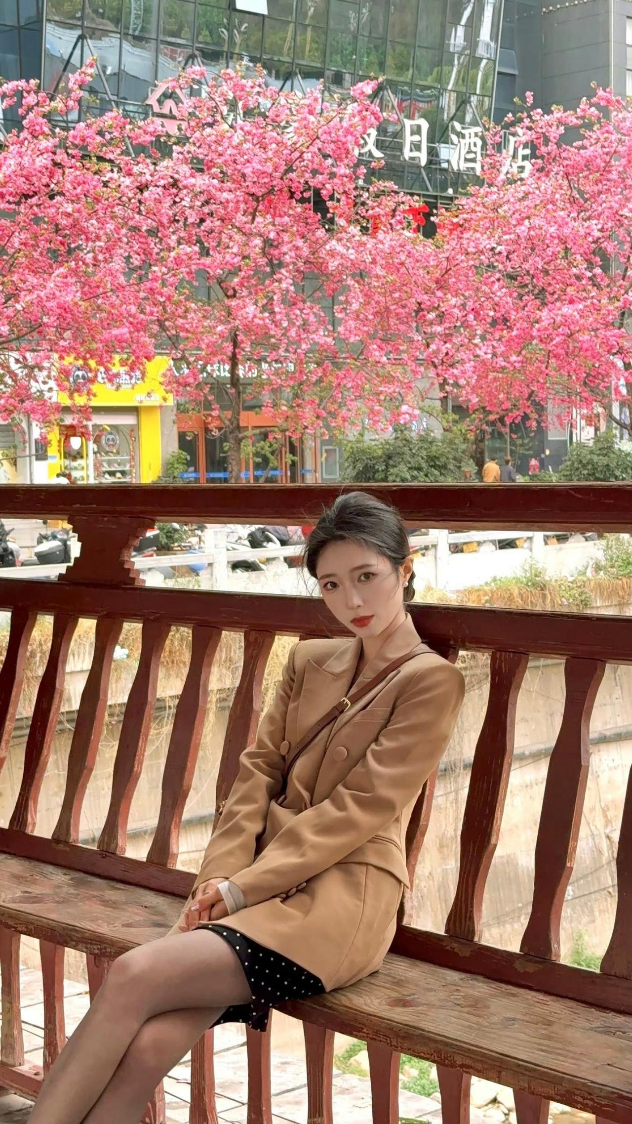 这套是优雅轻熟风，核心是驼色双排扣西装+波点短裙的搭配：经典驼色西装自带高级松弛