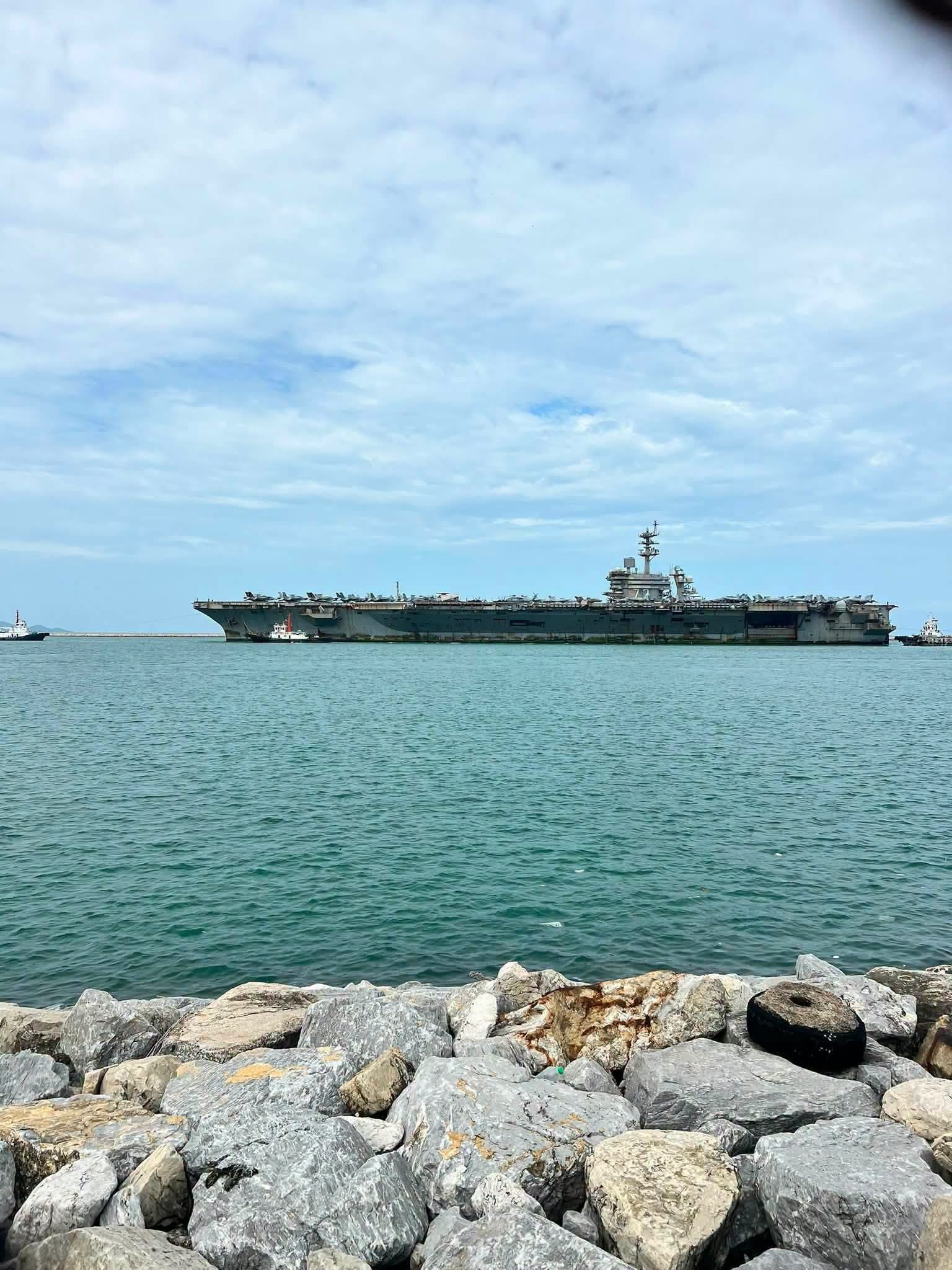 抵达泰国林查班的林肯号航母(CVN-72)——感觉那拖船都不想碰它[捂脸哭]美国航