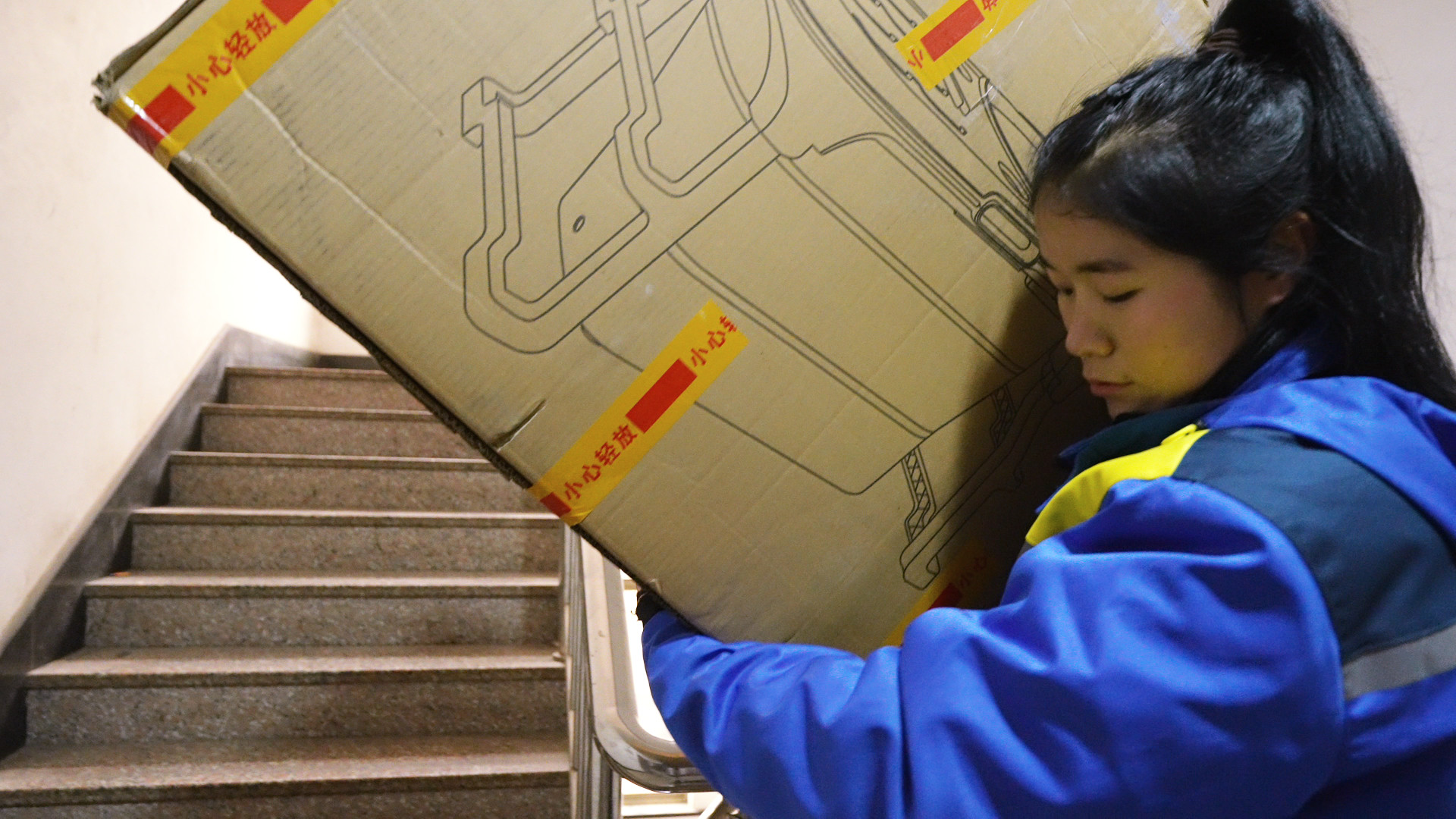 【#33岁女子年送30万公斤包裹#】近日，据国家邮政局最新数据显示，2025年中