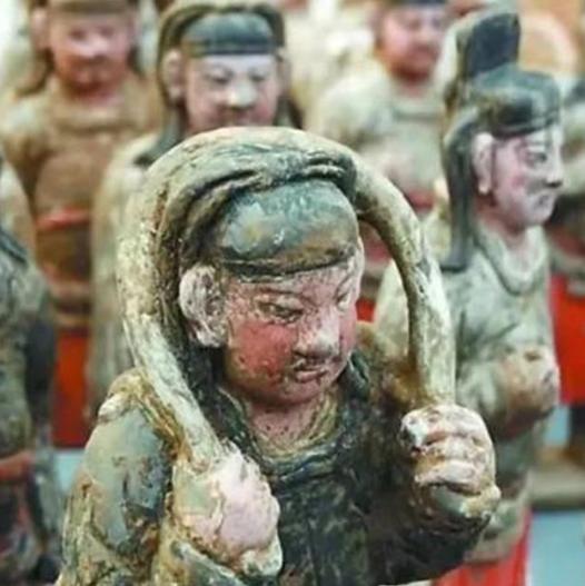 2007年，河南焦作一群村民，为了证明自家祖坟有700年的历史，顶着“动祖坟坏风