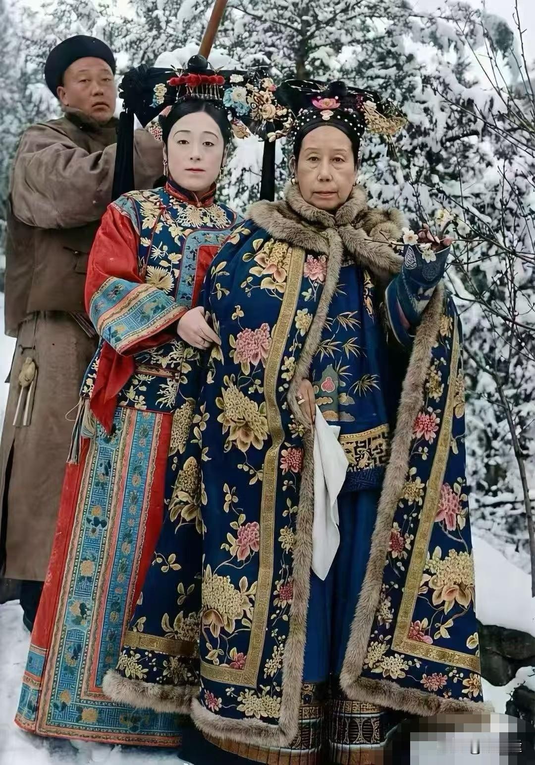 慈禧太后的老照片还挺有看头。美国国家肖像馆那张1903年的照片，她穿着龙袍坐在雕