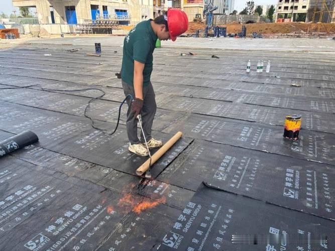 地下室顶板的均布活荷载标准值为5kn/㎡，因此代建单位不允许施工单位上任何机械设