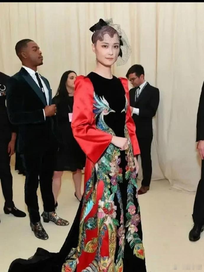 李宇春这个头饰非常像。。。电视剧里小偷造型
