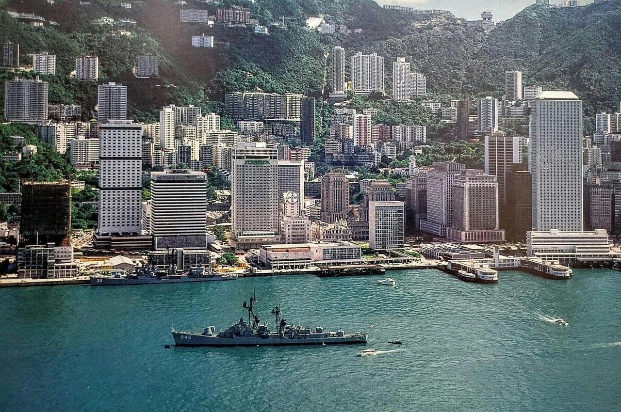1978年的维多利亚港近处这片海域，叫做“添马舰海军基地”，左下角正在建造