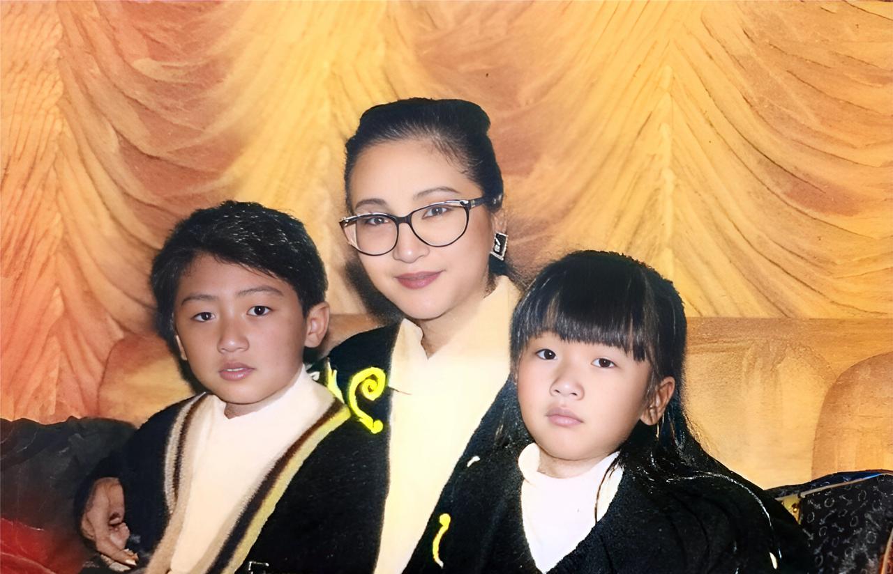 这张照片拍摄于1988年。狄波拉与自己的儿子谢霆锋与女儿谢婷婷。这一年，狄波拉3