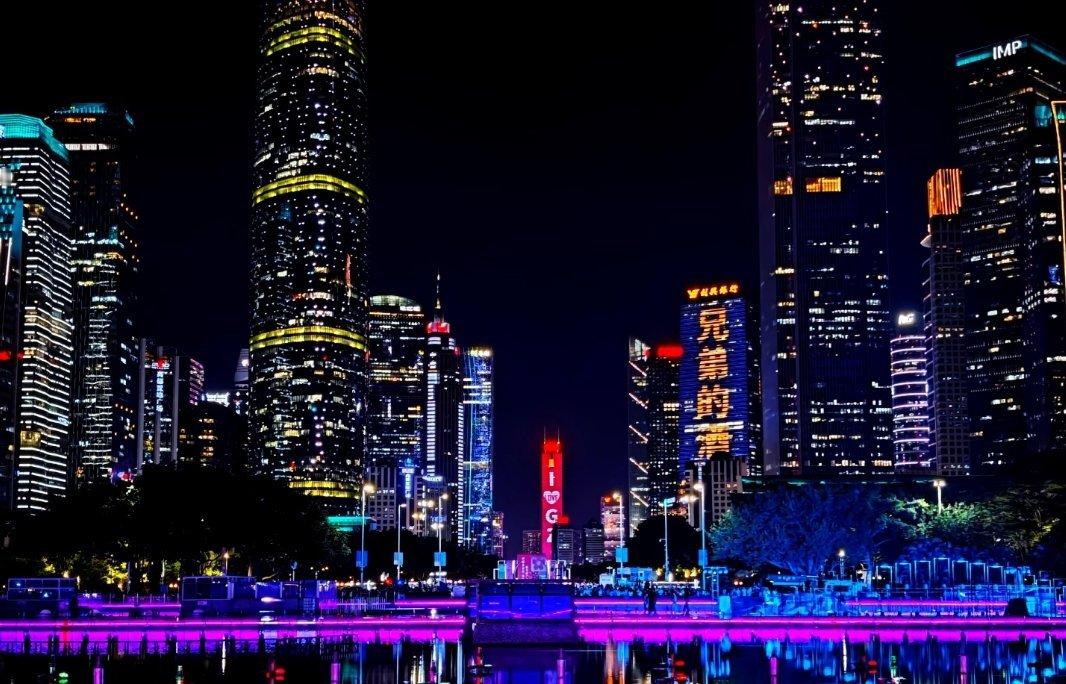 美食美景相伴，体育盛会开启。探索大湾区魅力，共享全运荣光，广州，全运会，晚上真的