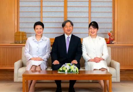 二战后盟军虽然保留了日本王室，但是也把他们拉下了神坛，同时精简了王室。旧宫家