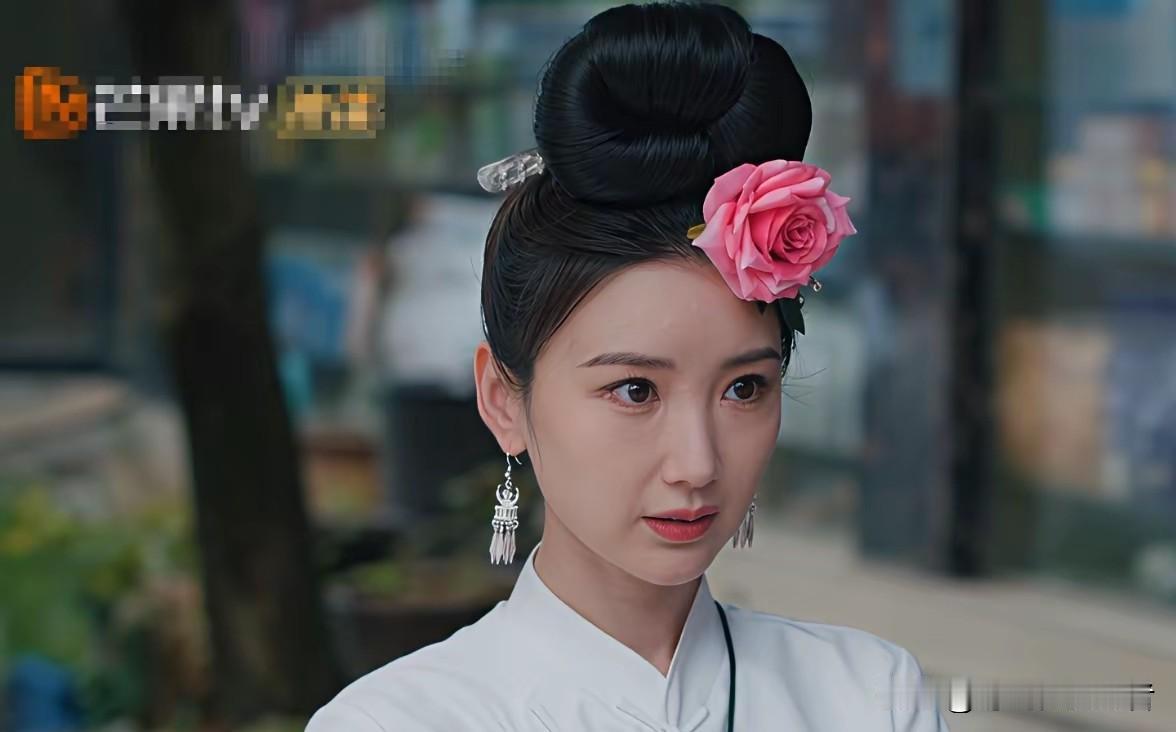 差点以为毛晓彤再拍古装剧，这头饰一朵大花看起来真的好漂亮。毛晓彤这次拍了《乌蒙