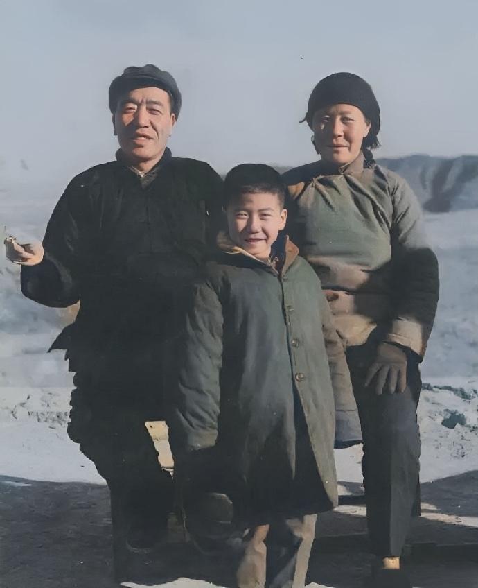陈永贵老照片：与妻子宋玉林、儿子陈明亮合影。照片拍摄时间是上世纪七十年代初期。