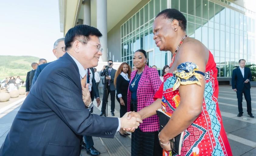 台当局高层悄悄动身前往非洲，特意单独包下一架飞机，一路穿越十三个国家的上空赶路，