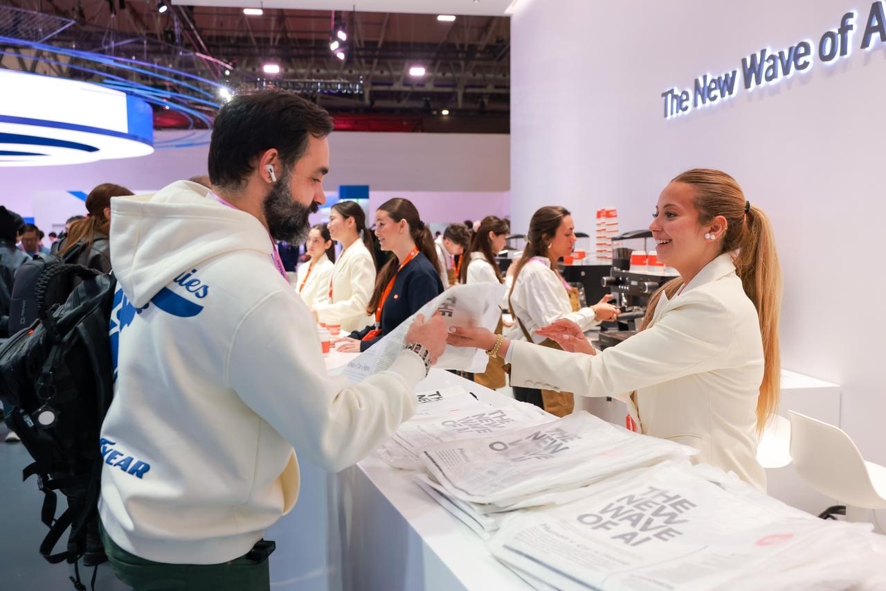 雷军说MWC已成中国AI主场，小米AI平时不显山不漏水的，却在MWC的会场上直接