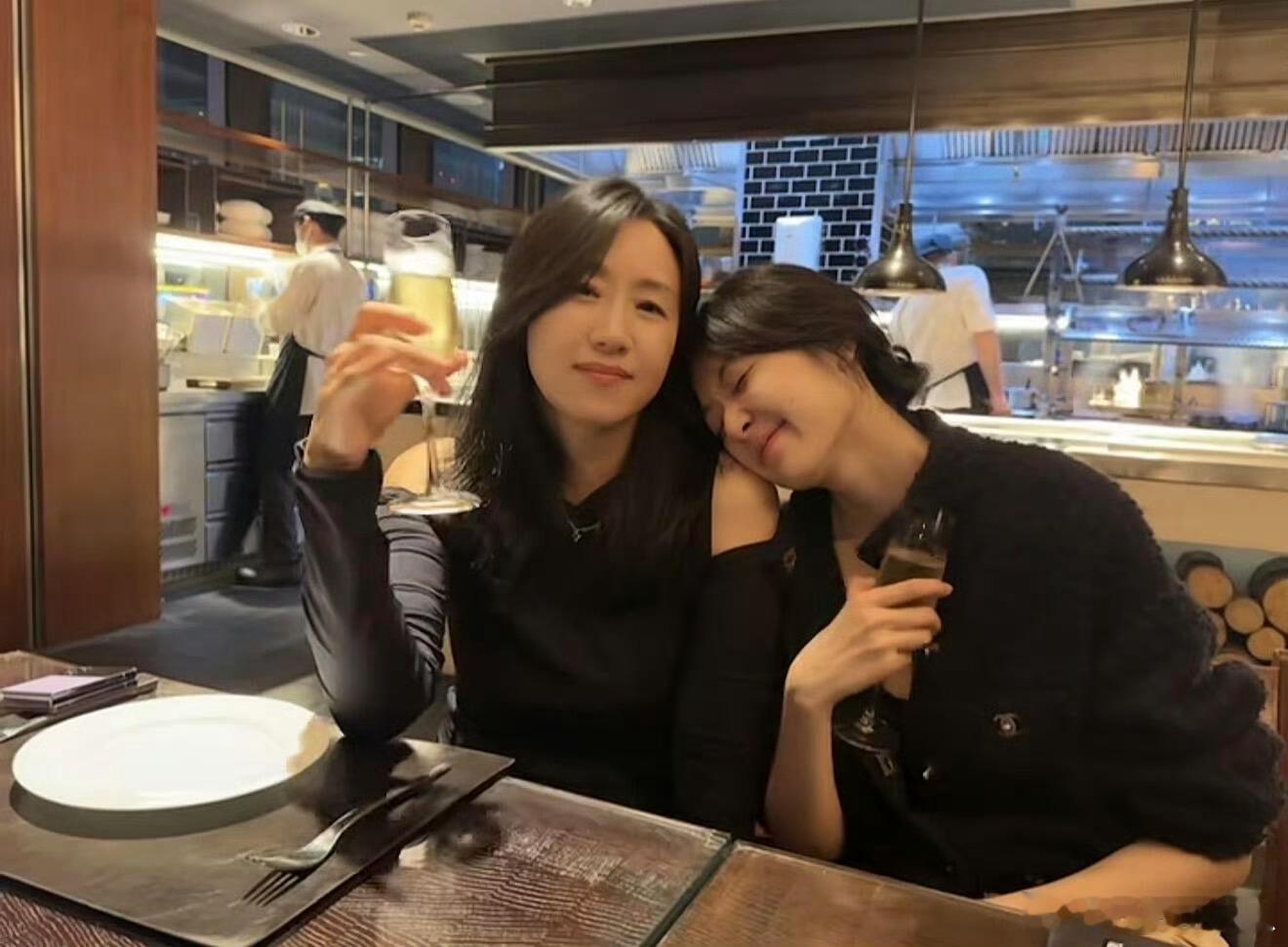 孙千跟妈妈共用一张脸妈妈状态好好！！声音也很好听！终于知道孙千氛围感从哪来的了，