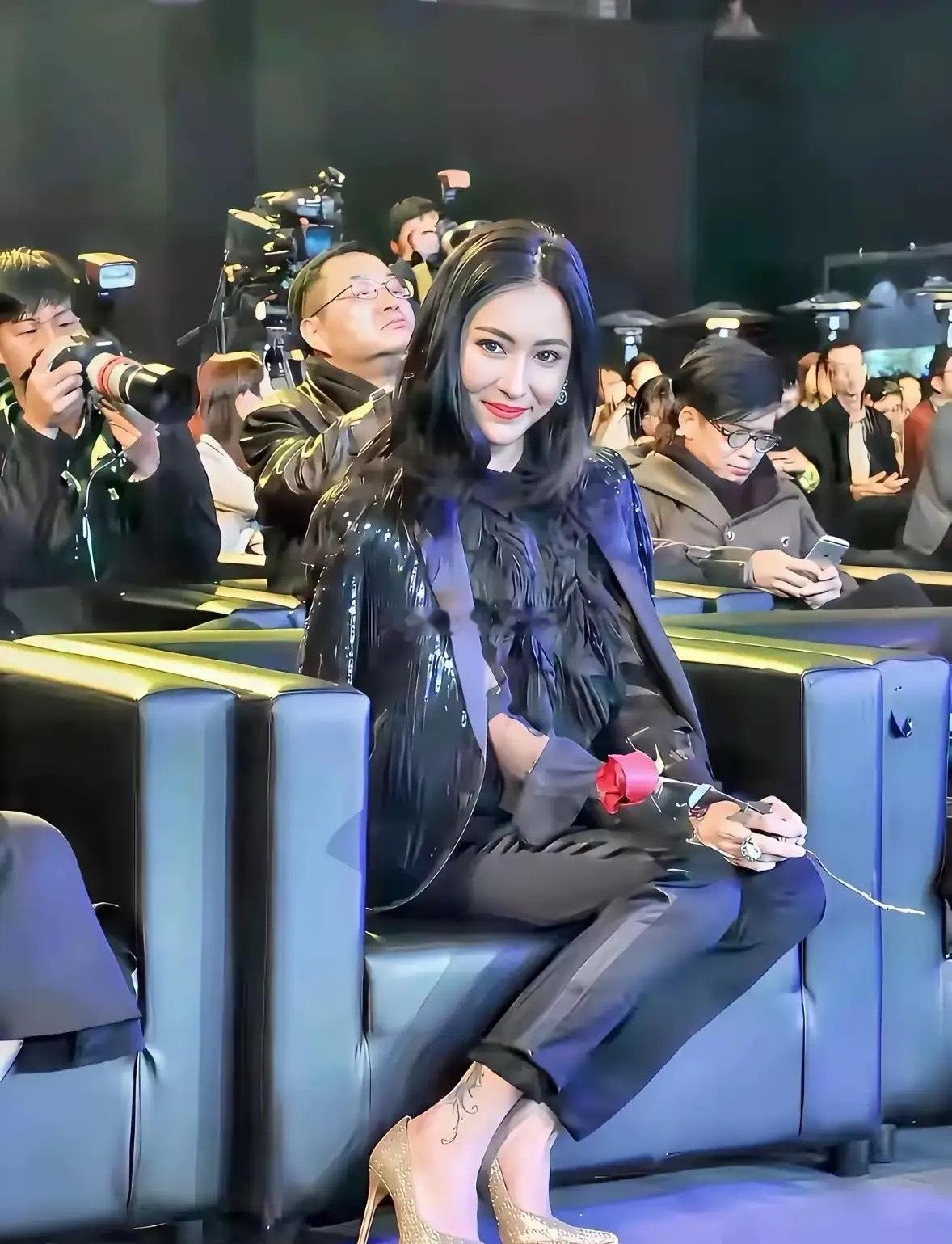 漂亮的像个芭比娃娃，真是岁月不败美人。可惜天王谢霆锋坚持要分手，死心塌地跟了王菲