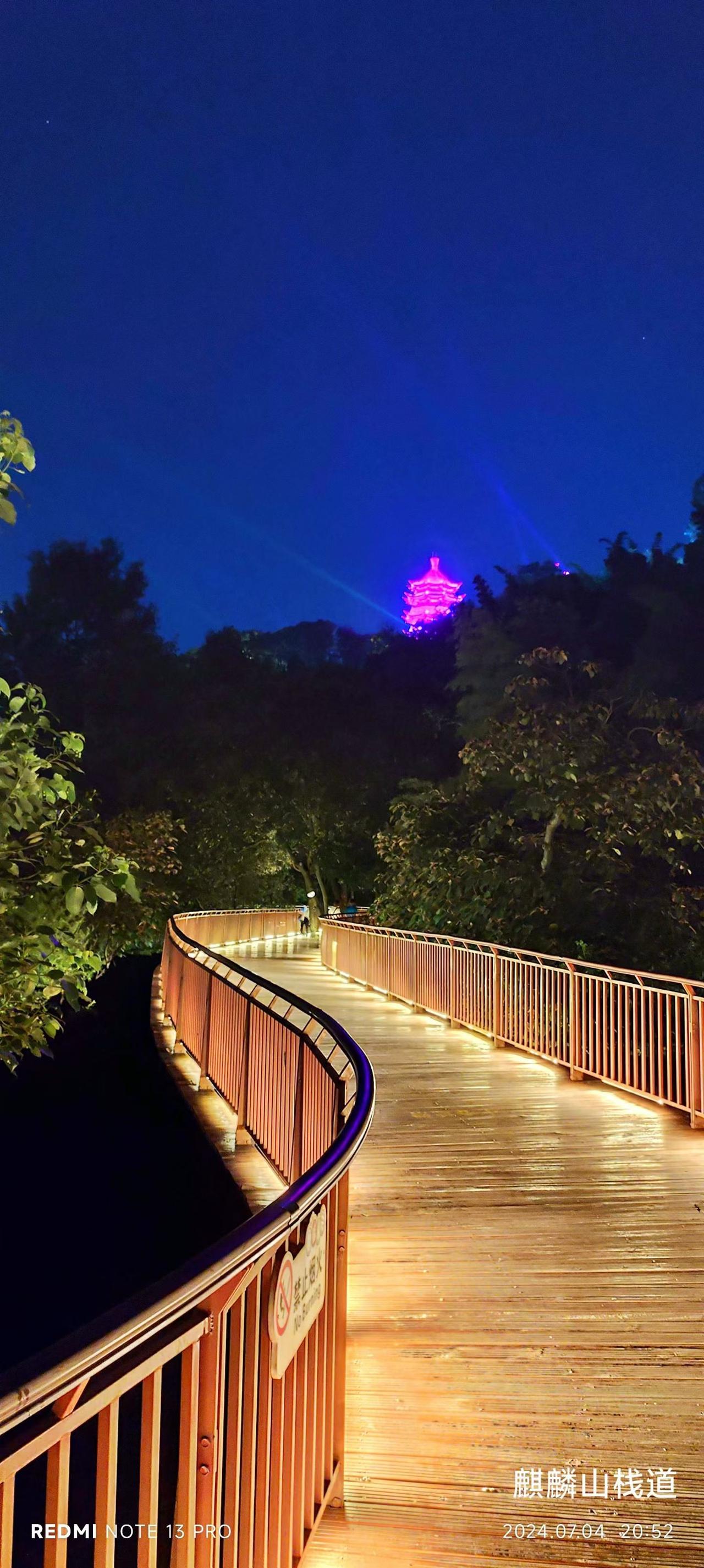 【[烟花]美丽三明2167】♦麒麟山栈道半山环绕而建，蜿蜒于苍翠林间，临崖揽城