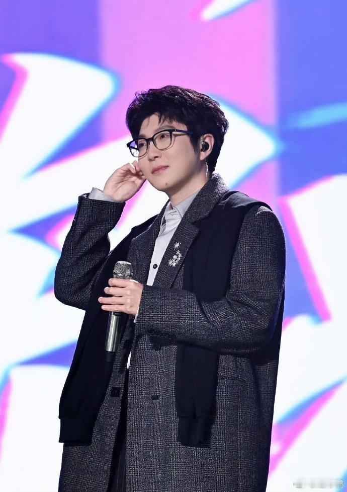 今年歌手都来浙江卫视了浙江卫视直接把华语乐坛老中青三代歌手聚齐了，《国粤无双》拟