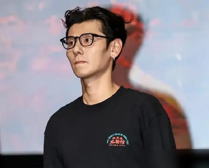 蒋奇明手里压着7部待播大制作，导演把剧本递上门，他还在挑。说真的搁以前我真不