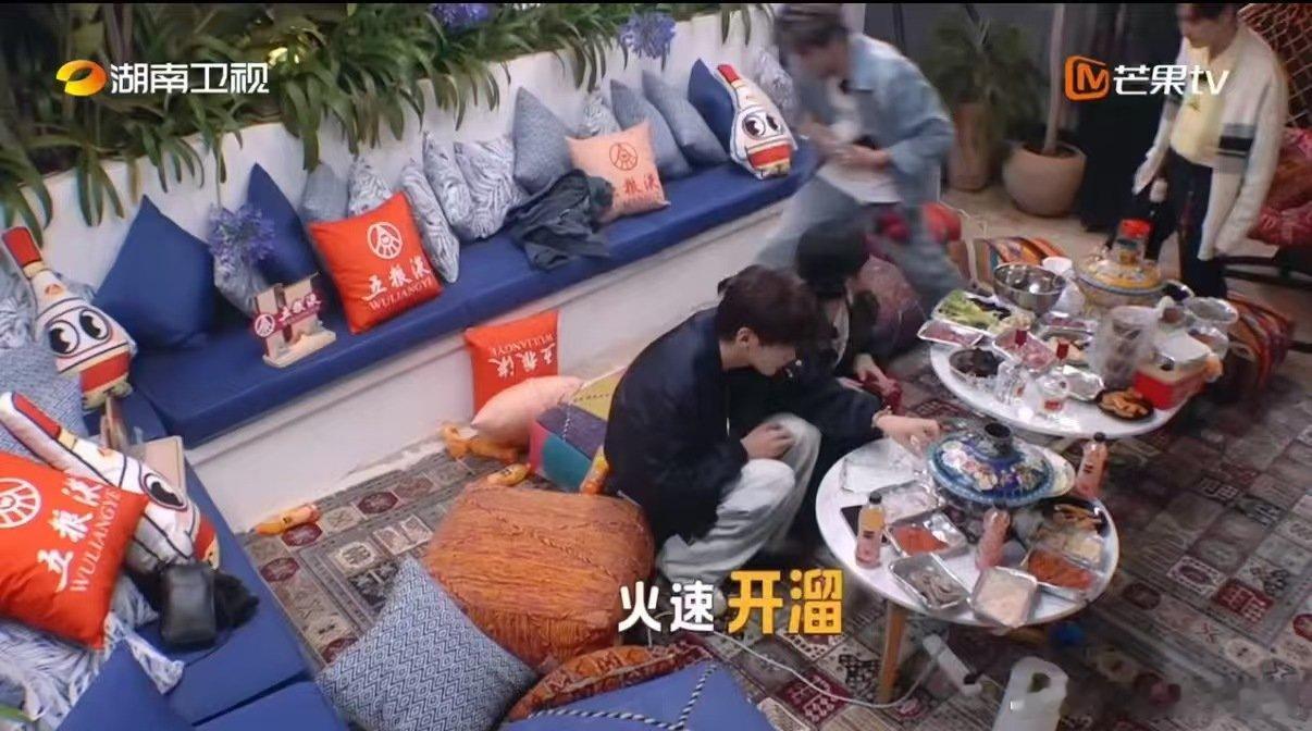 黄晓明孤独大家长中餐厅中餐厅名场面看着晓明哥独自坐在另一桌，再看看姜妍丁禹兮他