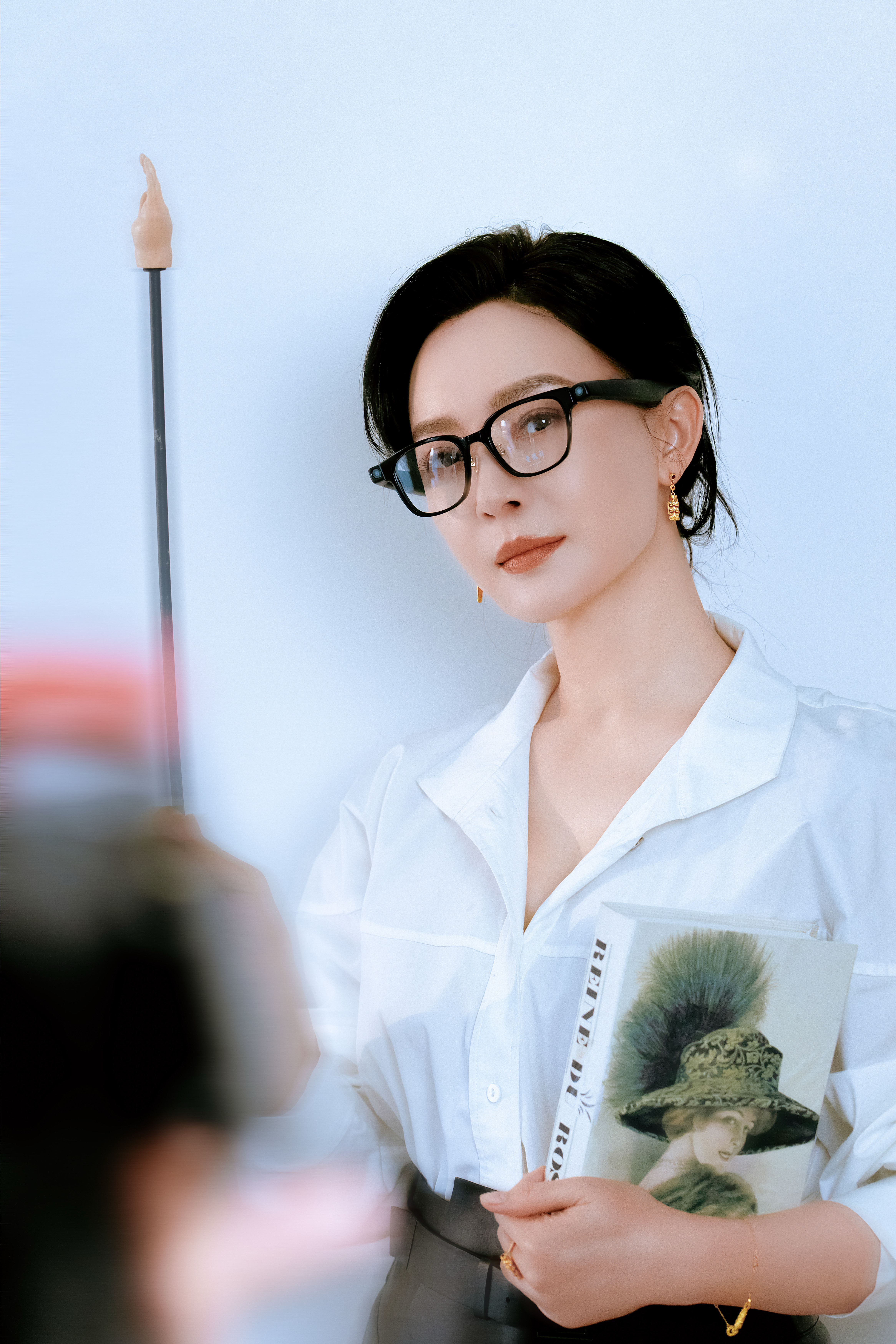 陈数白衫配黑裙，眼镜衬出高智感，静而有光✨