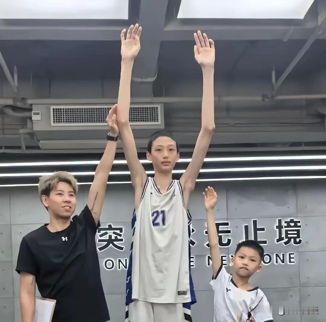 天赋炸裂！13岁小将李若豪，身高2米03，臂展2米3，身体条件十分出众。国
