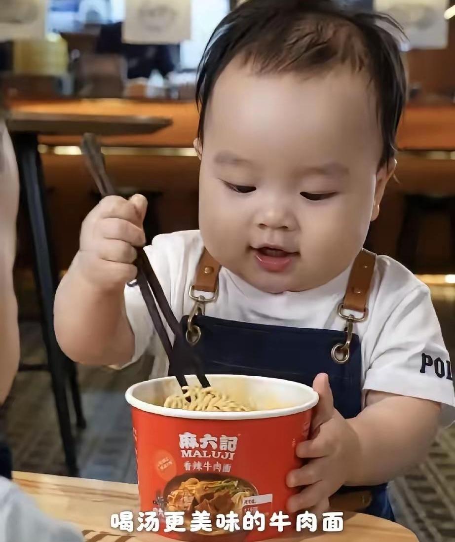 汪小菲才几个月大的儿子汪宝儿，居然以这样一种特别的方式，给自家品牌露面了。