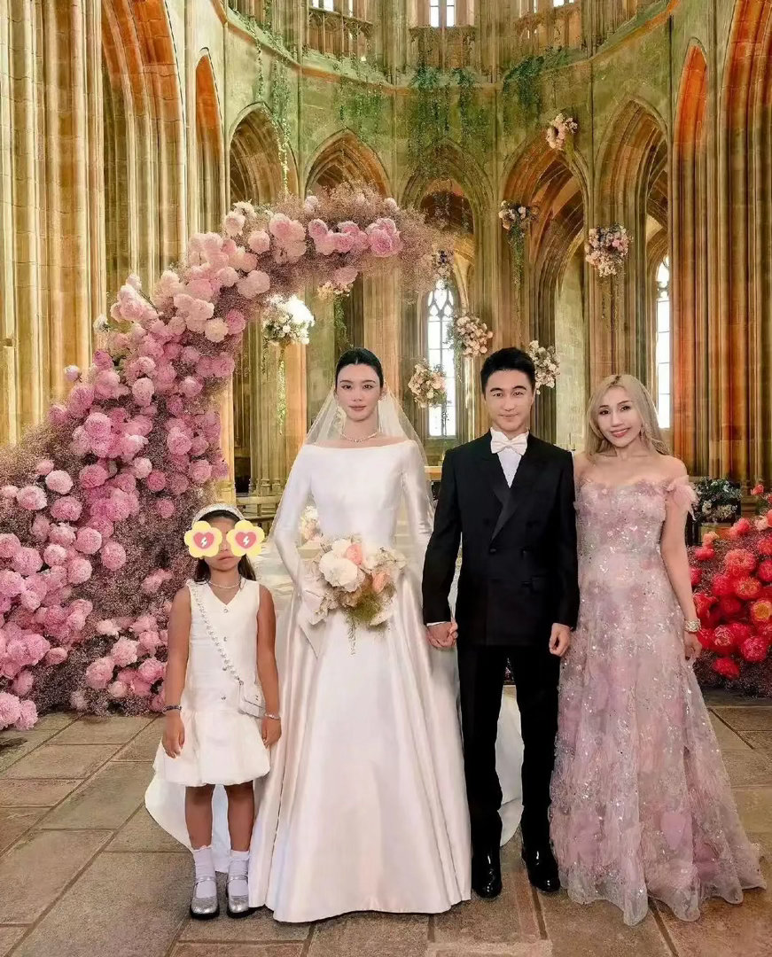 何超盈7岁女儿在奚梦瑶婚礼登台致辞，一句“像软糖一样甜”把舅妈说哭了，网友：当年牵线的红娘，如今坐到