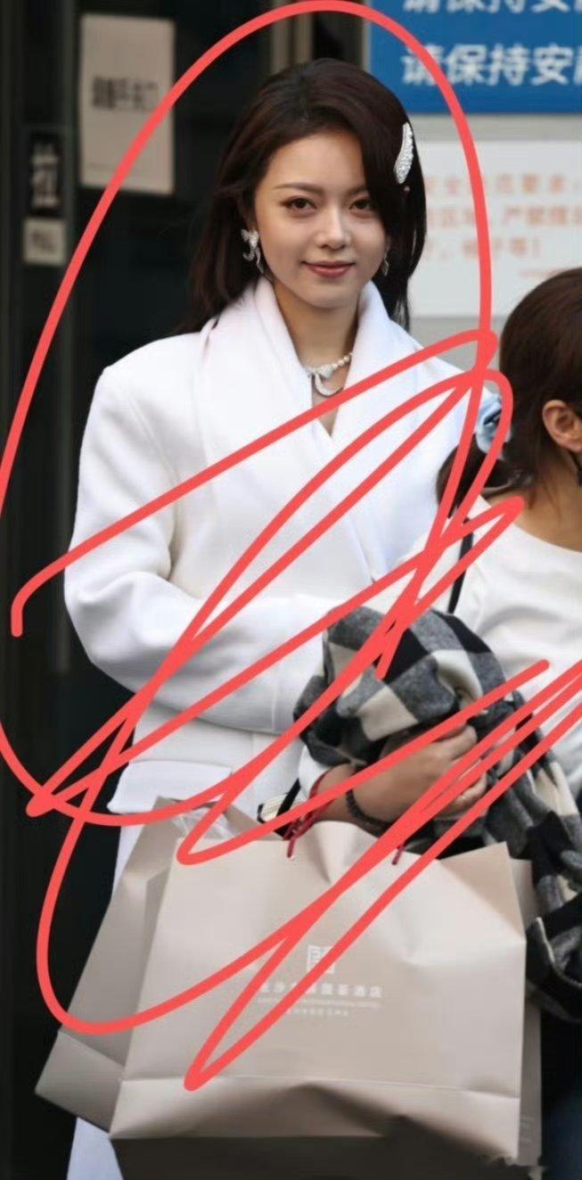 倒没觉得变黑胖只是长相底子本来就这样，凸眼大儿童，and造型不合适