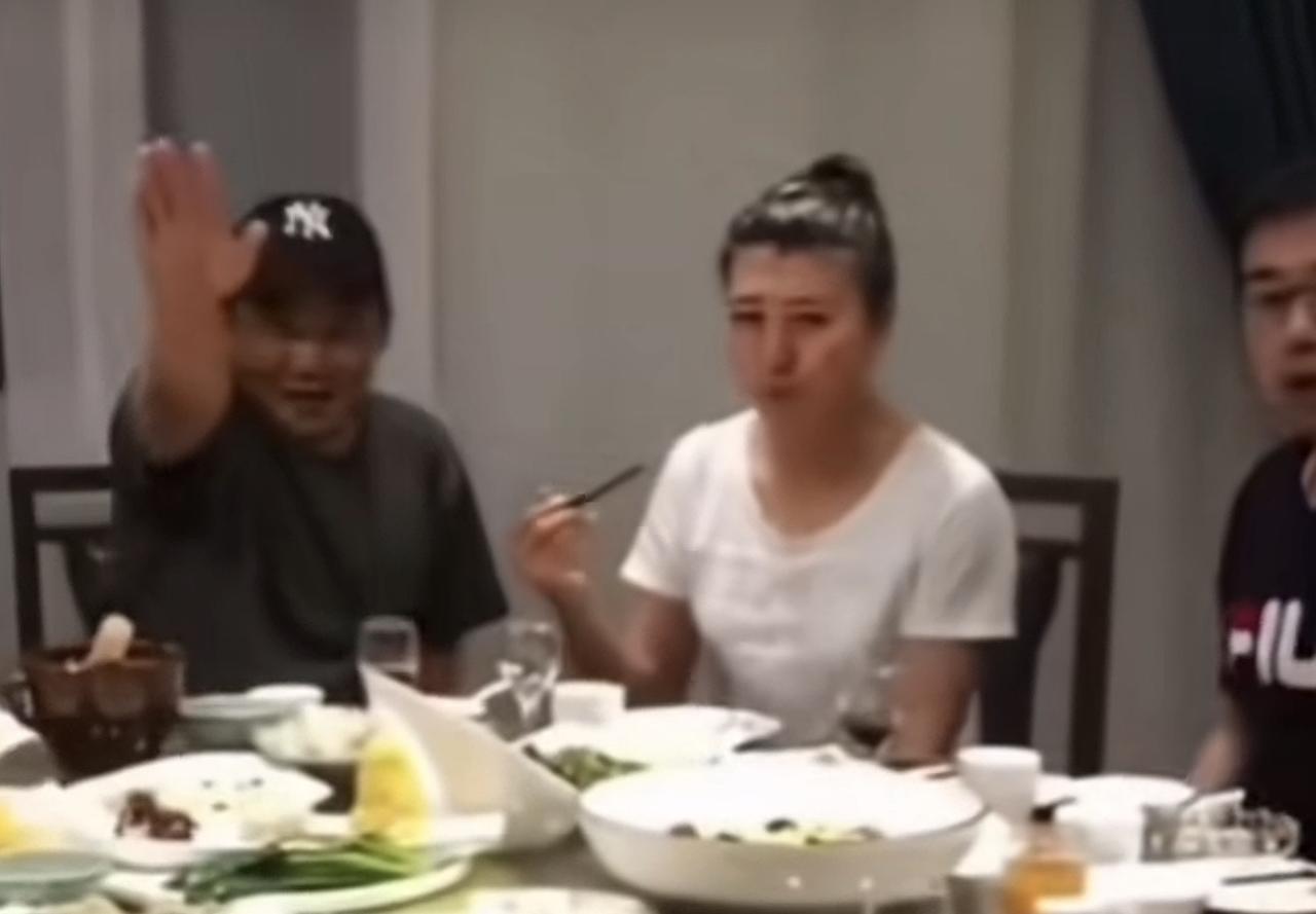 看来酸黄瓜事件是过去了！闫学晶全身而退，没受到任何影响！很多自媒体发布，她回北京