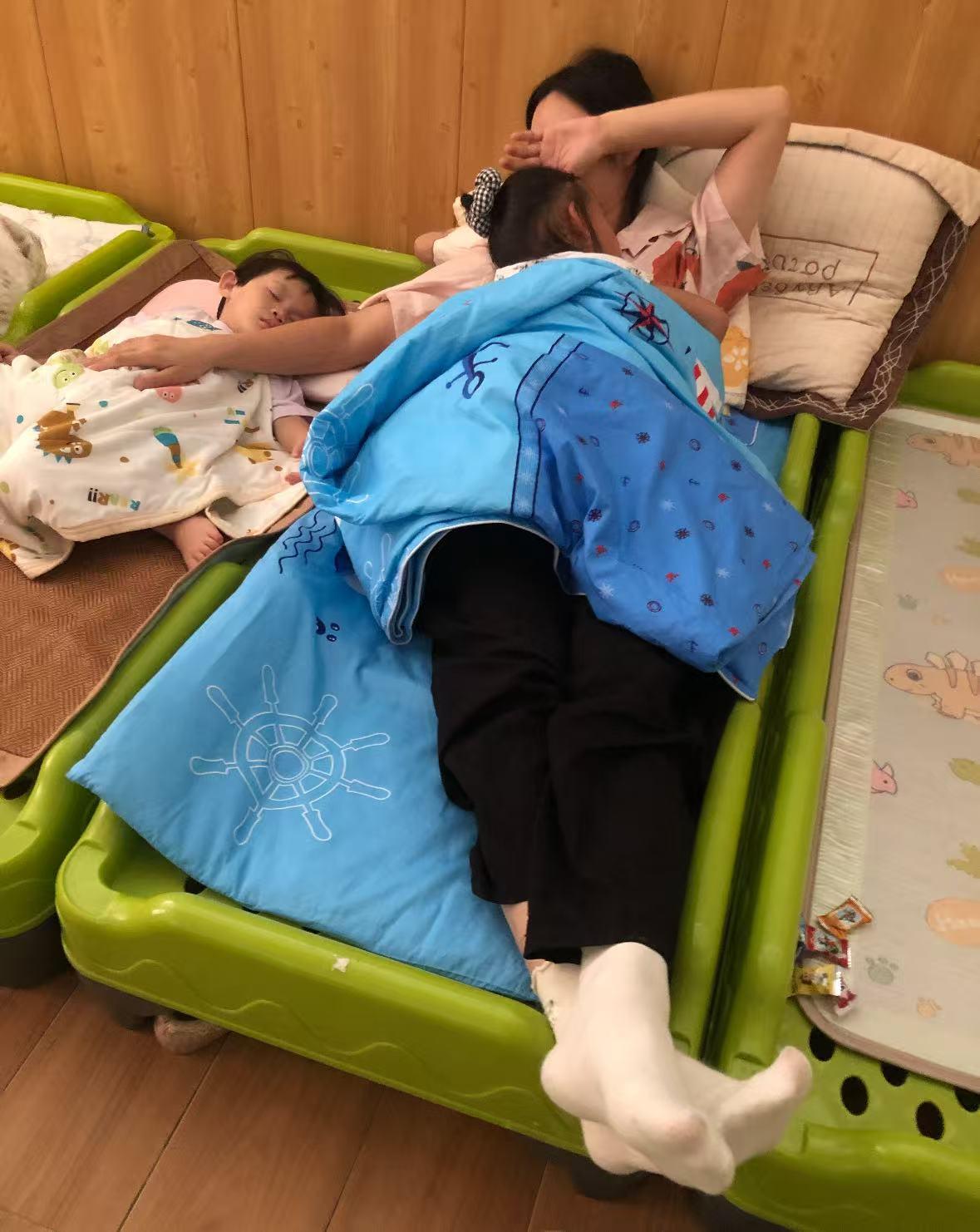 我表姐在幼儿园当老师，今年38，暑假还没过完就递了辞职信。全家都说她傻。编制