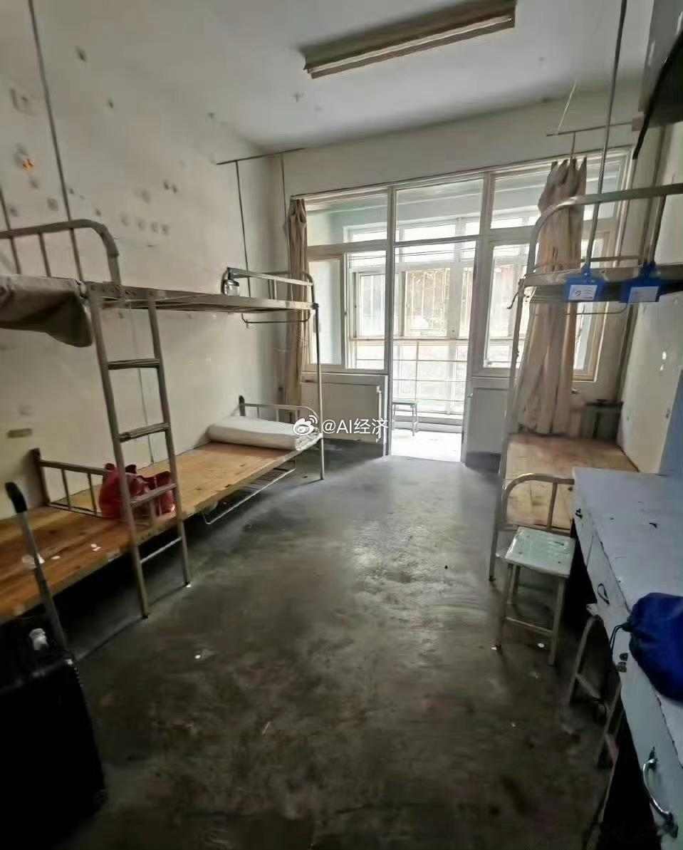 青岛大学宿管阿姨称8个月没发工资青岛大学宿舍图一VS巴西工人宿舍图二后