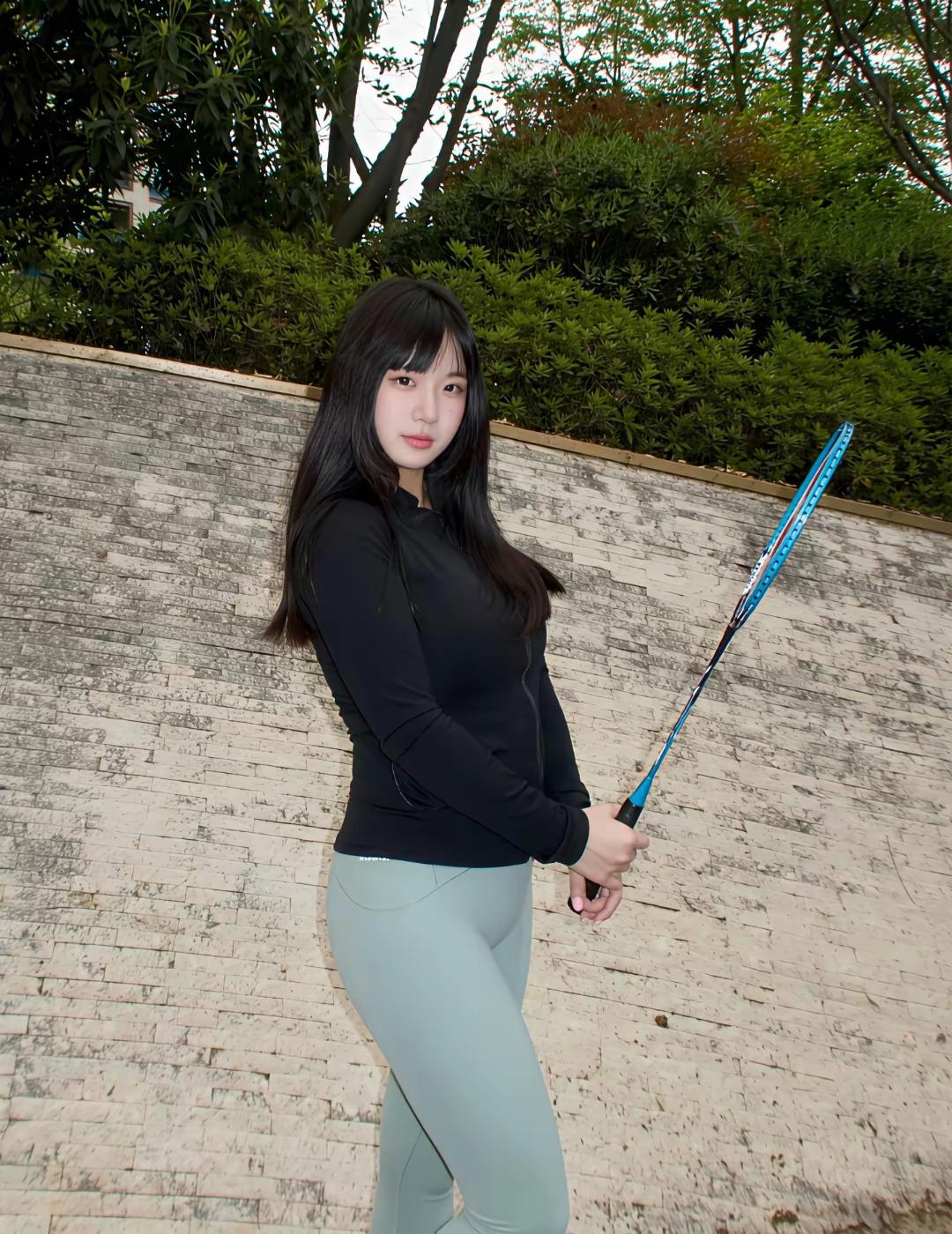 运动少女，活力满满！🏸️💪