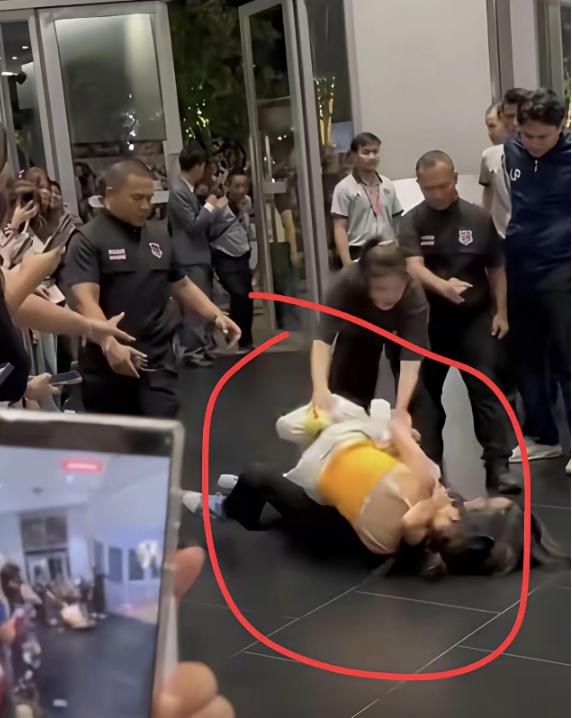 在泰国追星被打女生发文了，果然没有一顿打是白挨的。 中国女生赴泰追星，遭安保