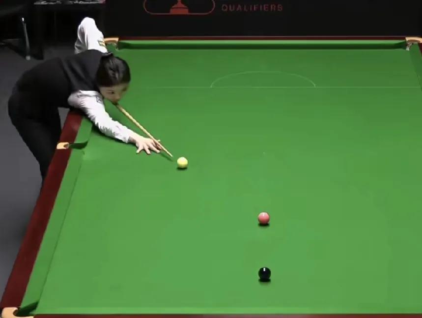 斯诺克世锦赛资格赛首轮，中国女选手白雨露开场1-3落后进入中场休息。归来后，状