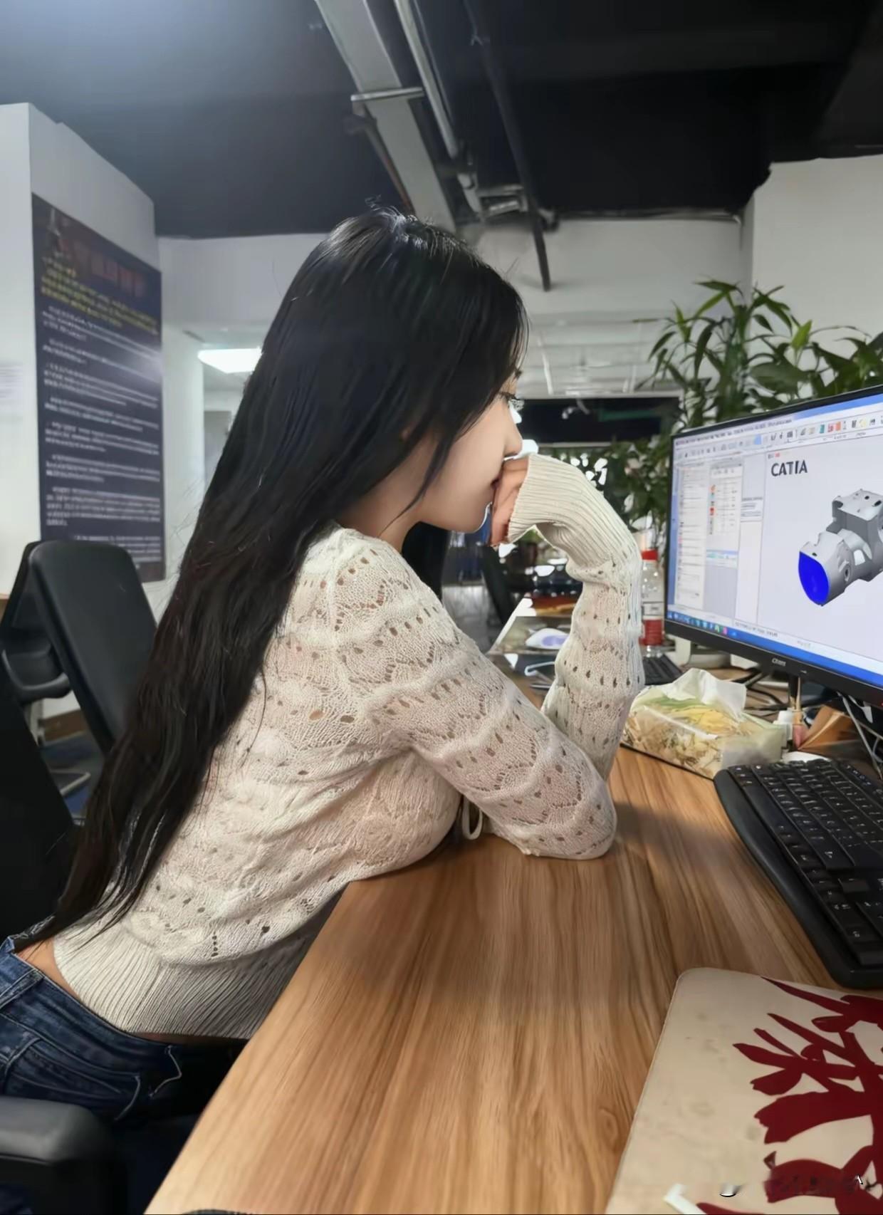 专注工作的小仙女[吐舌头眯眼睛笑]