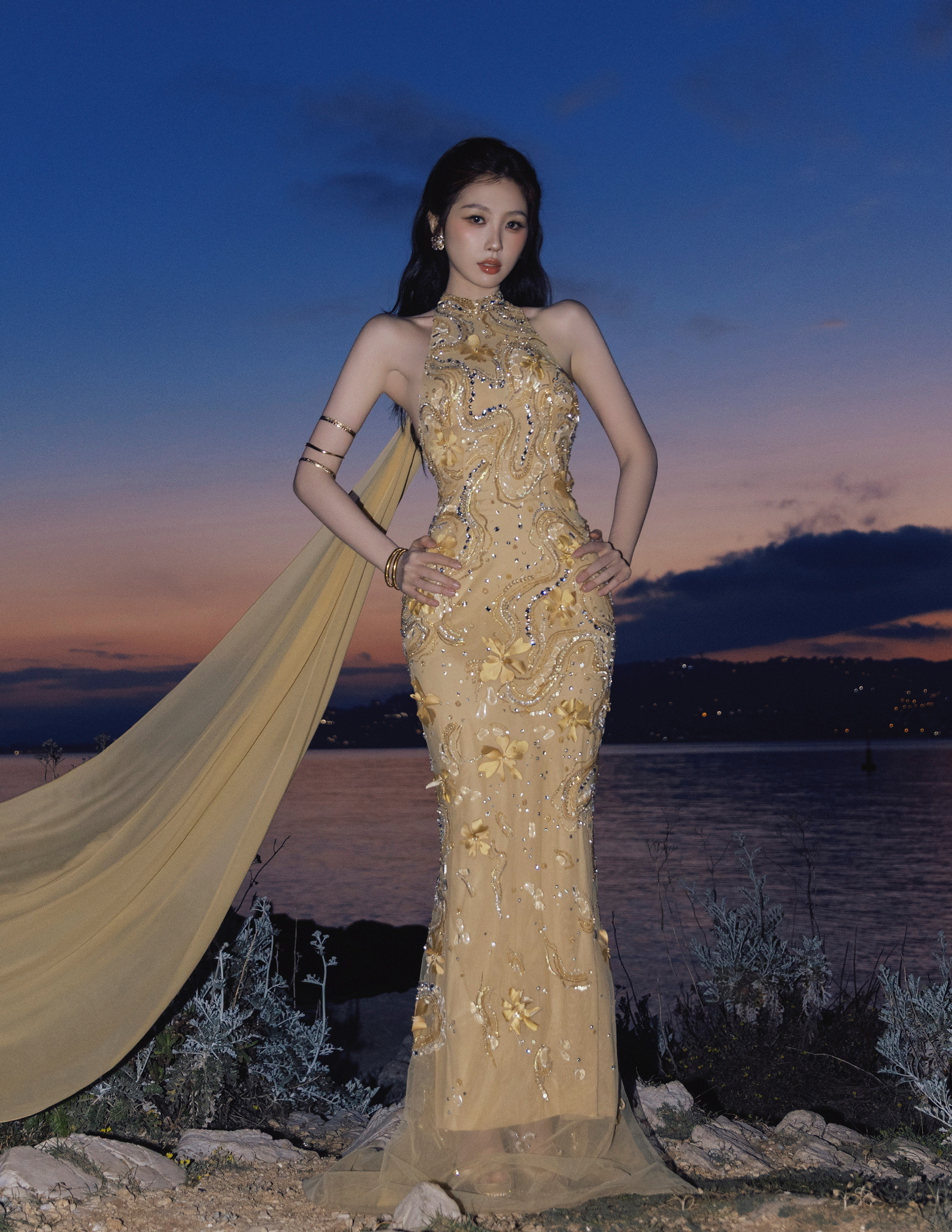 虞书欣第二套look工作室出图鎏金裙还是外景太美了…