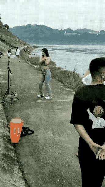 一段发生在河边步道的视频，这两天在网上传开了。画面里，一名女子正对着手机镜头跳舞