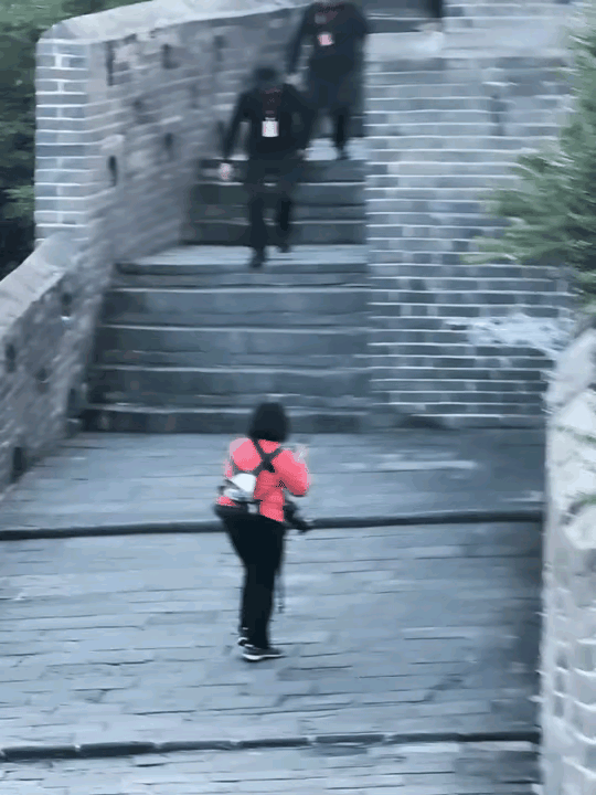 哇啊啊！肖战去长城录节目了，应该是个很正面的活动吧！据说是《我和我的祖国》，我们