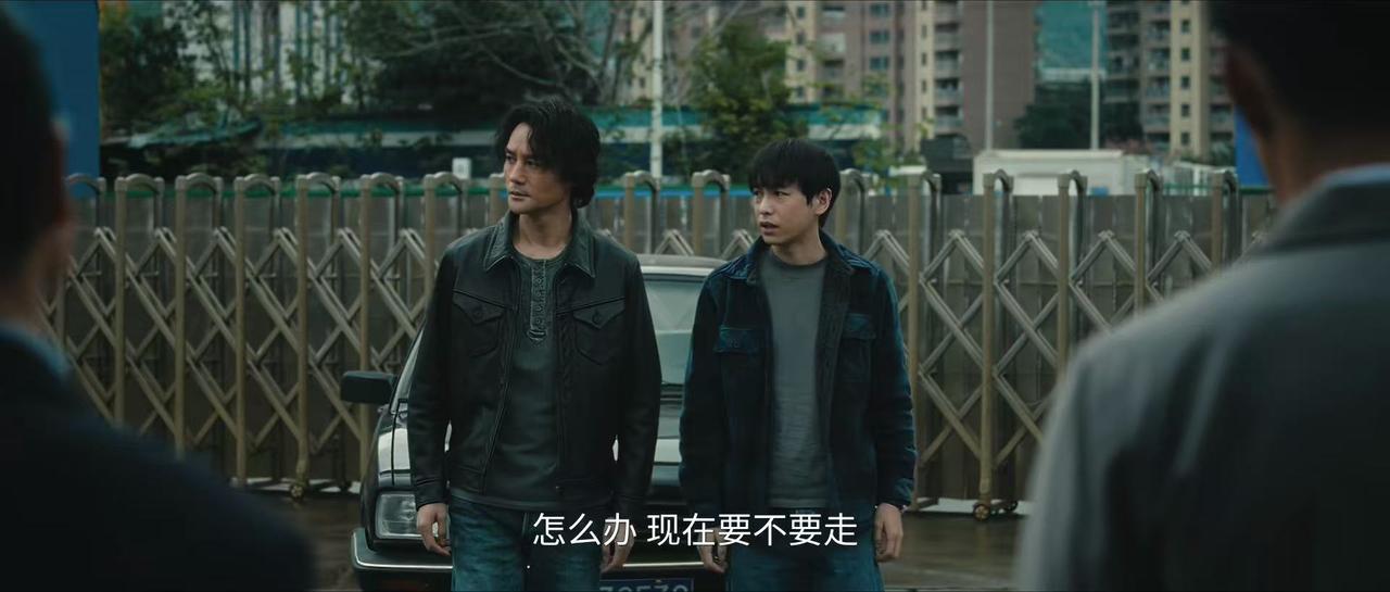 《交锋》里面最好笑的一幕出现了。那就是王凯和彭昱畅两位国安找商人调查，商人得