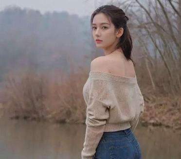 站在湖边的女孩，回眸一笑，美得像一幅画。