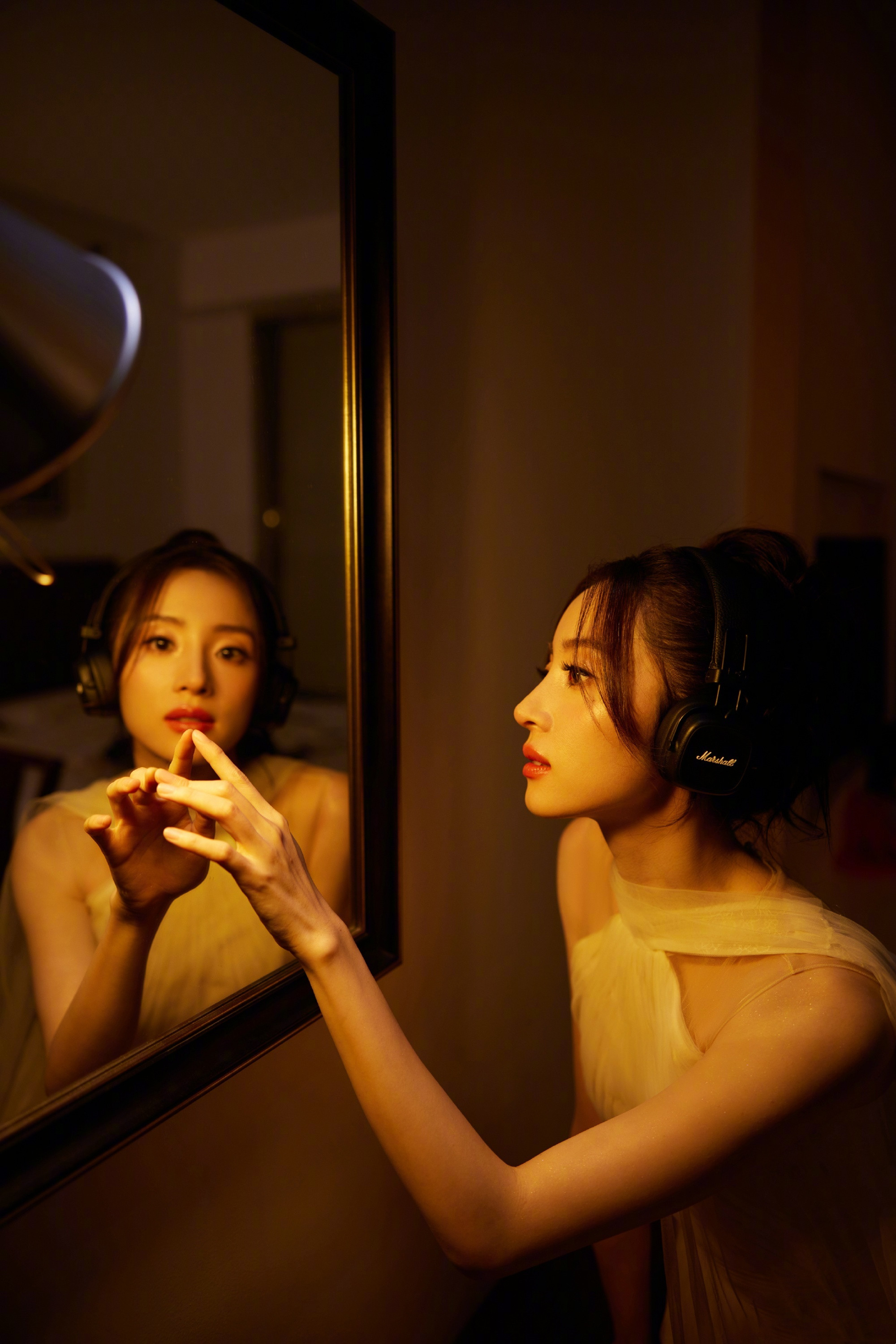 胡冰卿：轻纱曼妙，暖光下的静谧迷人女生