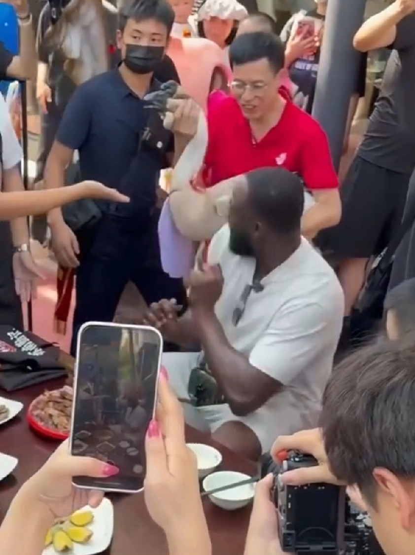赛场霸气十足的追梦格林，在中国行汕头站闹出趣味名场面。这位NBA铁血硬汉天不怕地不怕，却被店员突然抱