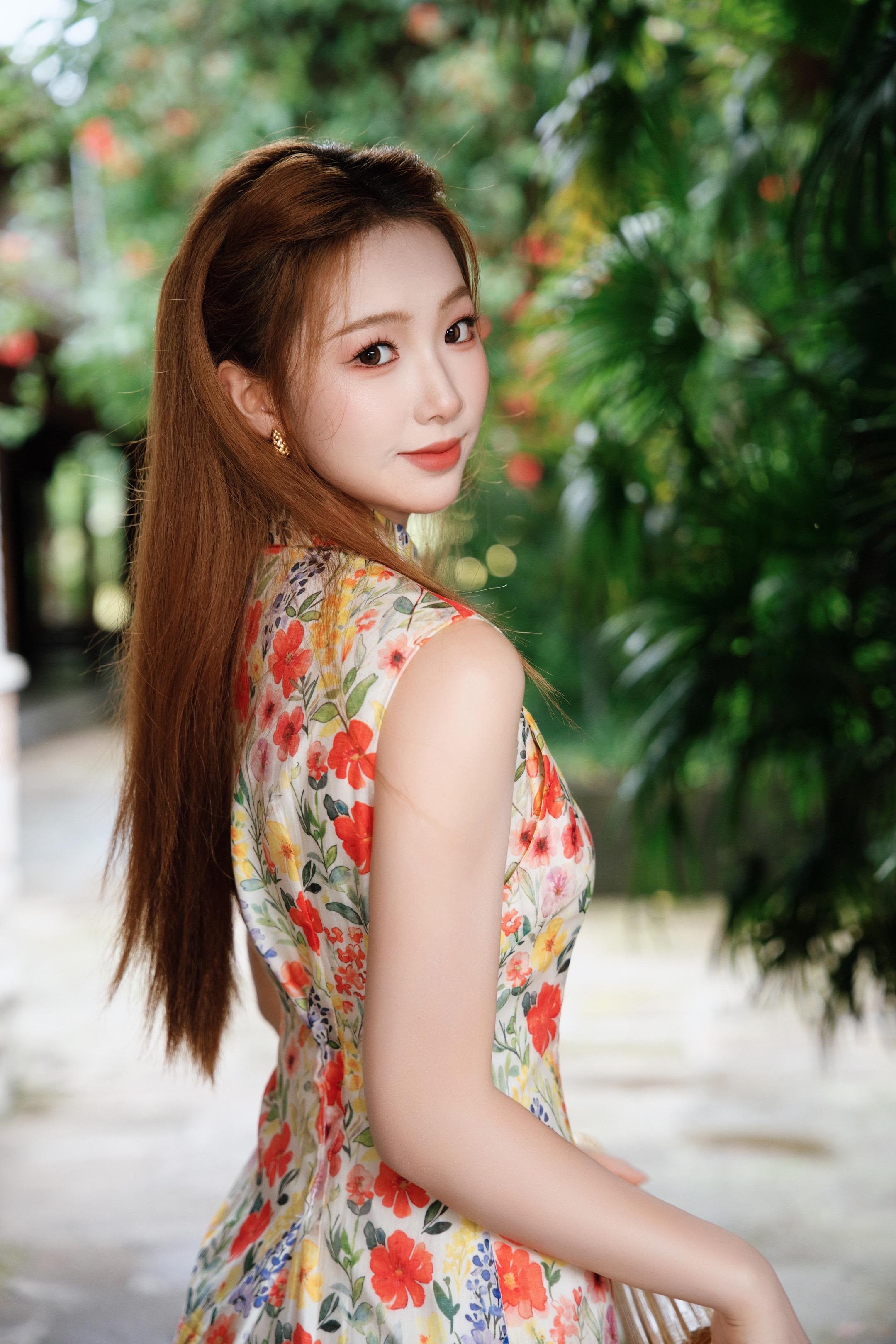 女儿心如水。彩色旗袍真的好明媚