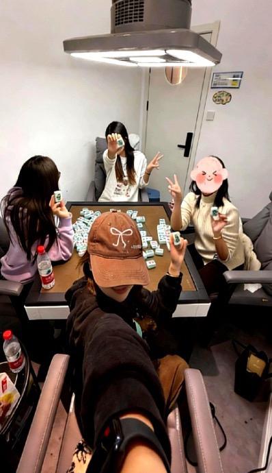 同事因为聚众打麻将，被拘了整整十天。出来那天，他拍着大腿跟我们说的第一句话，